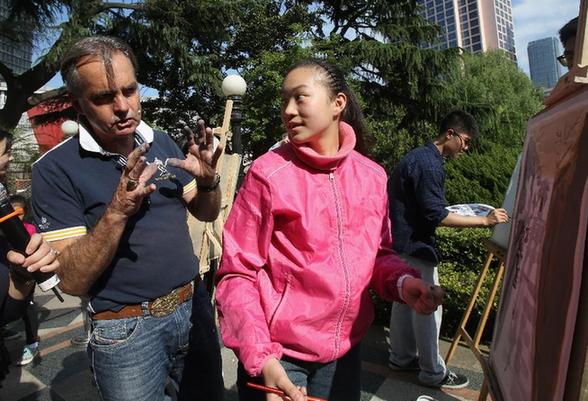 （晚报）上海：“小画家”与澳水彩画家“面对面”交流