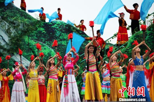 8月8日上午，第七届中国凉山彝族国际火把节在西昌开幕。　高寒　摄