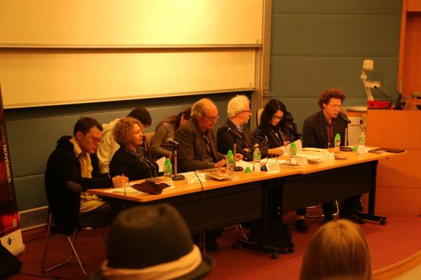 左起：俄罗斯诗人格列勃舒尔比亚科夫、以色列诗人艾棘米索、美国诗人艾略特温伯格、摩洛哥诗人穆罕默德贝尼斯、美国诗人安妮华曼、美国诗人彼得科尔。 澎湃新闻记者 罗昕 图